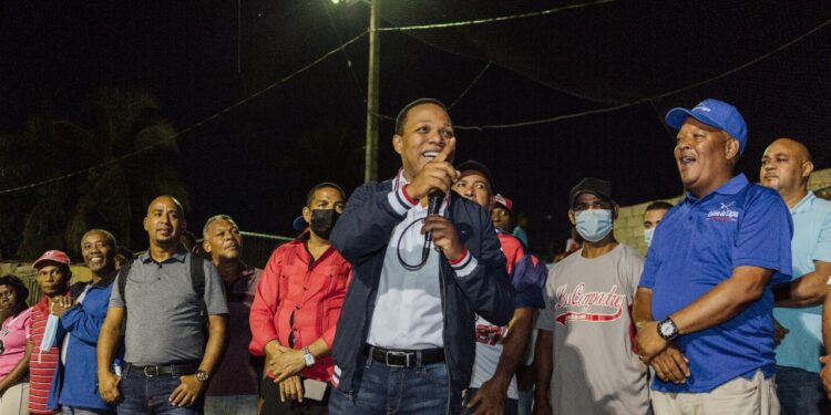 Tras 15 años a oscuras, Edesur ilumina y electrifica estadio de Caballona