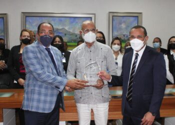 Contraloría reconoce al excontralor Federico Lalane José por su extraordinario aporte al fortalecimiento de la institución