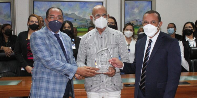 Contraloría reconoce al excontralor Federico Lalane José por su extraordinario aporte al fortalecimiento de la institución