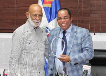 Contraloría reconoce al excontralor Federico Lalane José