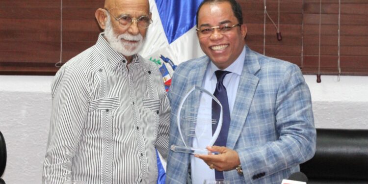 Contraloría reconoce al excontralor Federico Lalane José