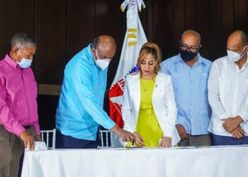 Anuncian iniciativas en favor de mineros y artesanos de Larimar