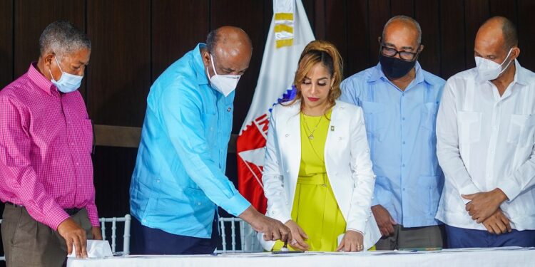 Anuncian iniciativas en favor de mineros y artesanos de Larimar