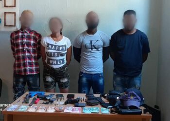 PN detiene vehículo sospechoso y encuentra armas y herramientas para abrir cerraduras