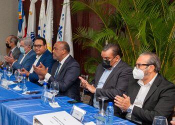 Firman nuevos acuerdos de energías que reducirían hasta un 40% los precios actuales