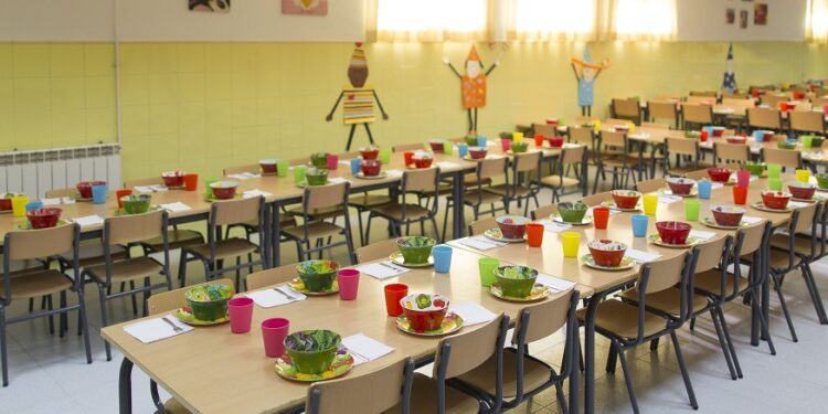 Cinco agencias de la ONU respaldan plan para que los niños reciban comida saludable en la escuela