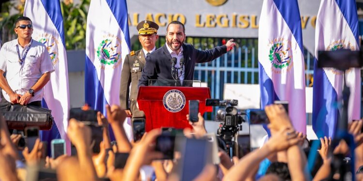 El FMI avisa a El Salvador de que el bitcoin "no debería ser adoptado como moneda de curso legal"