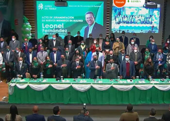 Leonel juramenta más de 3,500 expeledeístas de España en la Fuerza del Pueblo
