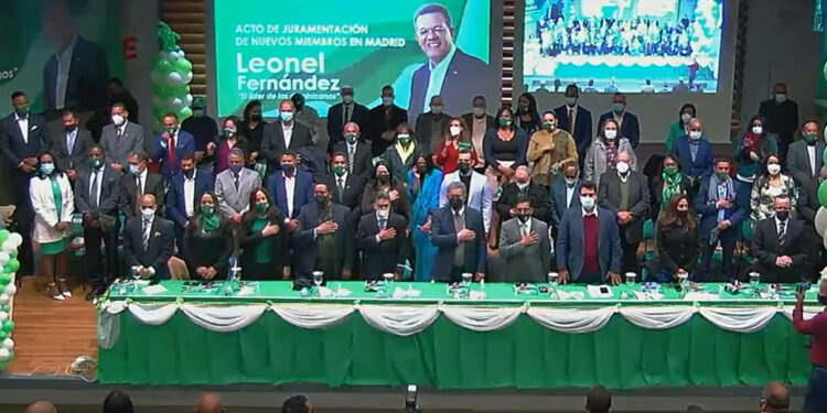 Leonel juramenta más de 3,500 expeledeístas de España en la Fuerza del Pueblo