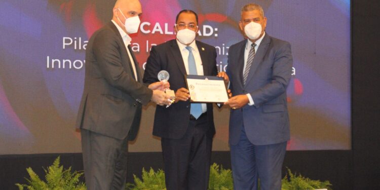 Contraloría recibe reconocimiento por promover la reducción de la Corrupción