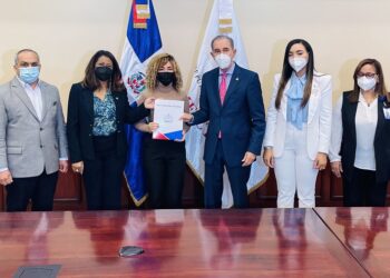 MESCYT envía 300 becados a Europa para cursar maestrías