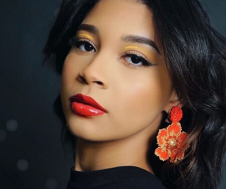 Joven dominicana de 21 años publica libro