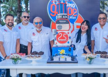 Jochy Santos y elenco de El Mismo Golpe celebran  25 aniversario en New York