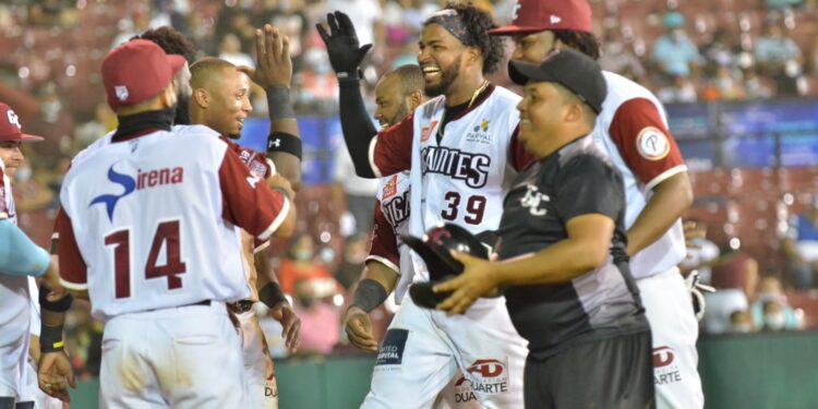 Gigantes propinan paliza a Tigres