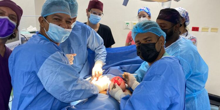 Academia de Cirugía Plástica realizan 18 cirugías a pacientes con hipertrofia mamaria