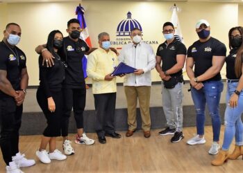 Ministro de deportes despide delegación de fisiculturismo y fitness competirá en Ecuador