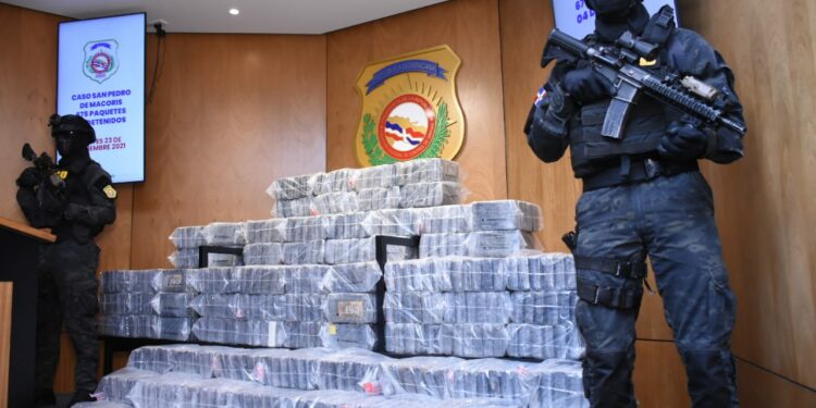 Tres dominicanos y un venezolano arrestados en un operativo antinarcótico en alta mar