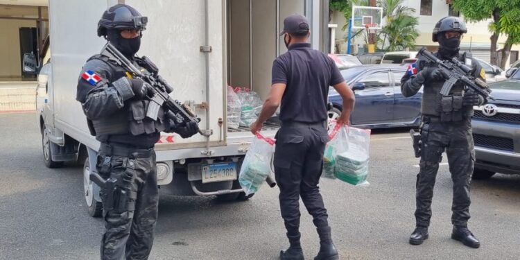 Autoridades ocupan 159 libras de marihuana y nueve kilos de cocaína en Pedernales.