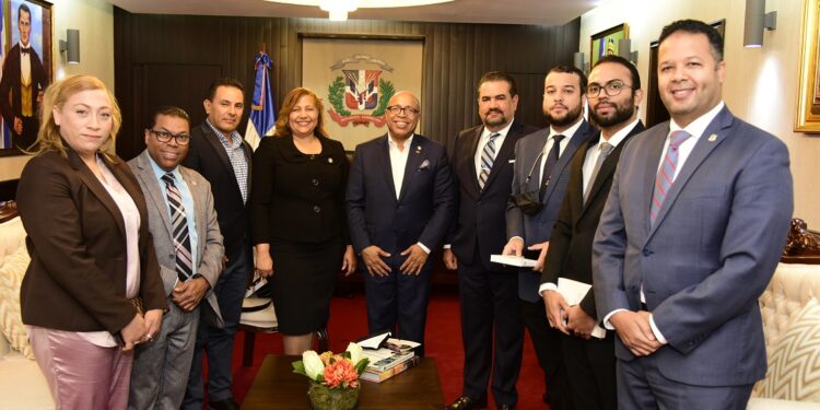 Alfredo Pacheco recibe a senadora de Road Island