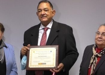 Universidad NYC reconoce periodista Ramón Mercedes