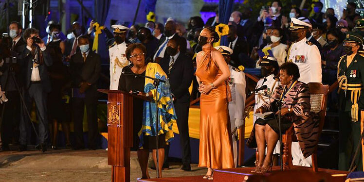 Tras proclamarse República, Barbados declara heroína nacional a la cantante Rihanna