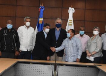 Anuncian aumento de 23% al salario mínimo de trabajadores del turismo