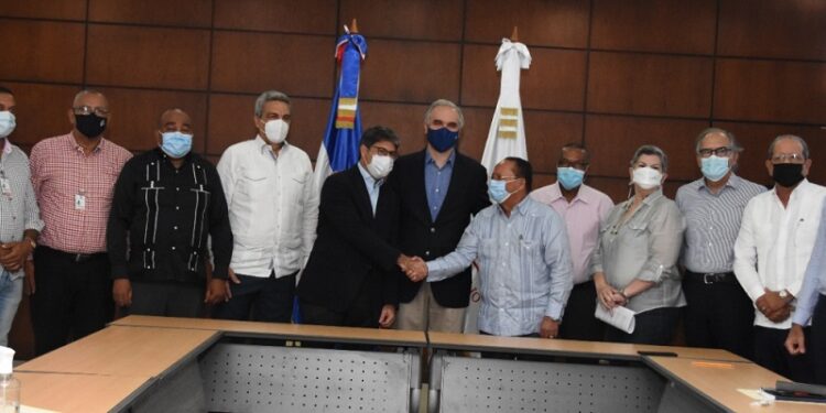 Anuncian aumento de 23% al salario mínimo de trabajadores del turismo