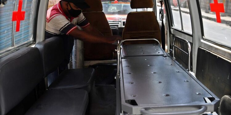 Al menos 40 muertos por la ingesta de alcohol adulterado en India