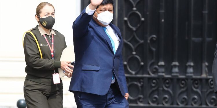 Se complica Perú por la situación en los cuarteles militares