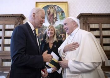 Obispos de EEUU aprueban documento podría negar la comunión a Biden por apoyar el aborto