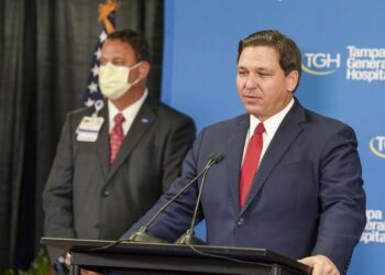 El gobernador de Florida (EEUU) acusa a Biden de trasladar migrantes de forma "clandestina"