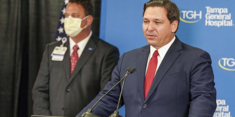 El gobernador de Florida (EEUU) acusa a Biden de trasladar migrantes de forma "clandestina"