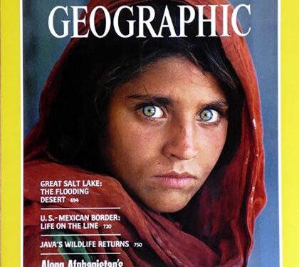 Italia concede asilo a la 'niña afgana' que fue portada de 'National Geographic' en 1985