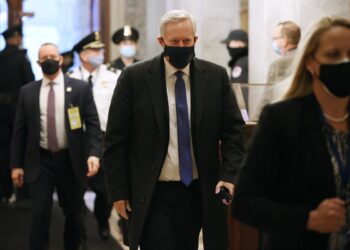 El exjefe de gabinete de Trump colaborará con el comité  investiga el asalto al Capitolio