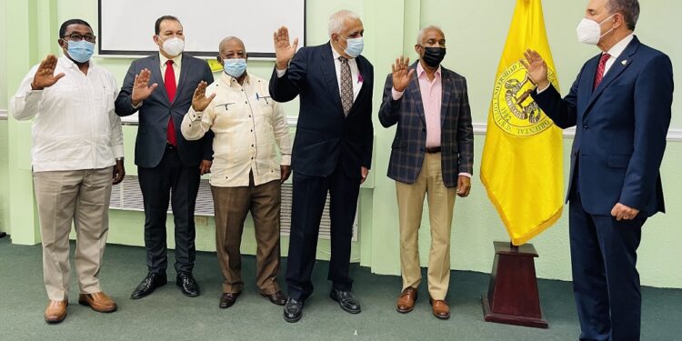 Doce hombre y cinco mujeres aspiran a la rectoría de UTECO