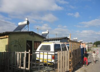 Inversión en energía limpia sí, pero países pobres necesitan también inversión en la gente