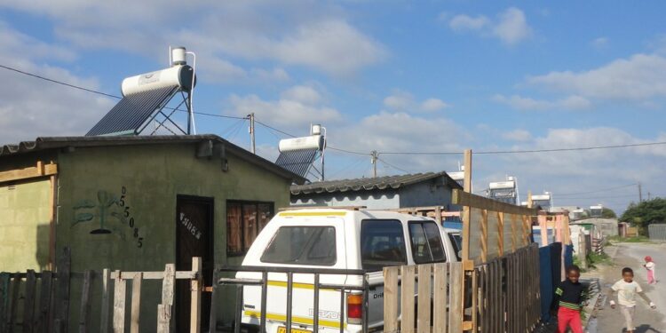 Inversión en energía limpia sí, pero países pobres necesitan también inversión en la gente