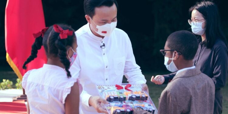 Supérate entrega 1,650 juguetes a niños víctimas de feminicidios donados por China