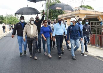 Deligne Ascención supervisa trabajos de asfaltado en Boca Chica