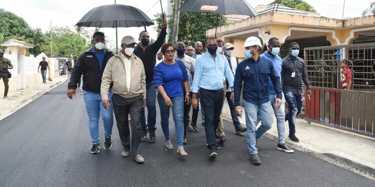 Deligne Ascención supervisa trabajos de asfaltado en Boca Chica