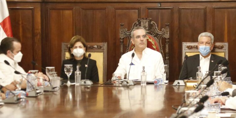 Gobierno prevé un 2022 promisorio tras resultados positivos en manejo del gasto público