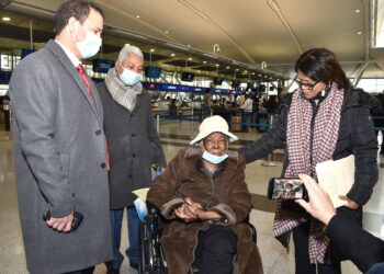 Consulado dominicano regresa a RD anciana abandonada por esposo en New York