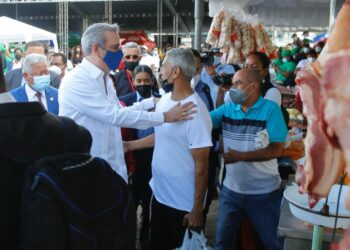 Presidente Abinader asiste a la Gran Feria Navideña con INESPRE
