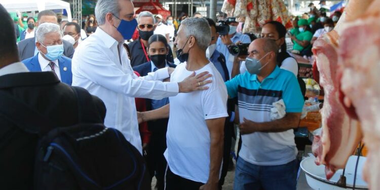 Presidente Abinader asiste a la Gran Feria Navideña con INESPRE