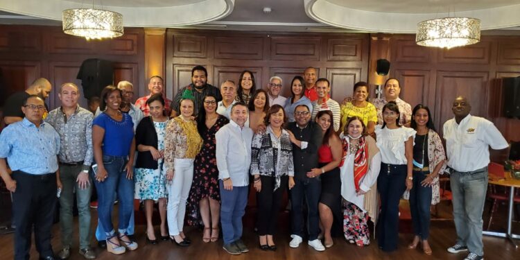 ADOPAE celebra primer encuentro navideño