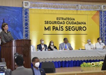 Gobierno pone en marcha en Santiago plan "Mi País Seguro"