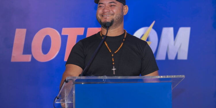 LOTEDOM entregó RD$25 millones al ganador del sorteo Agarra 4