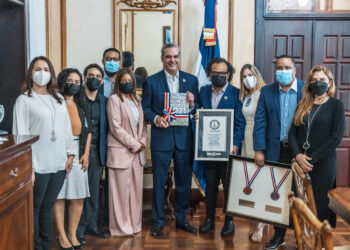 Abinader recibe certificaciones de "Un Record Pa' la Bachata" reconocidas Guinness