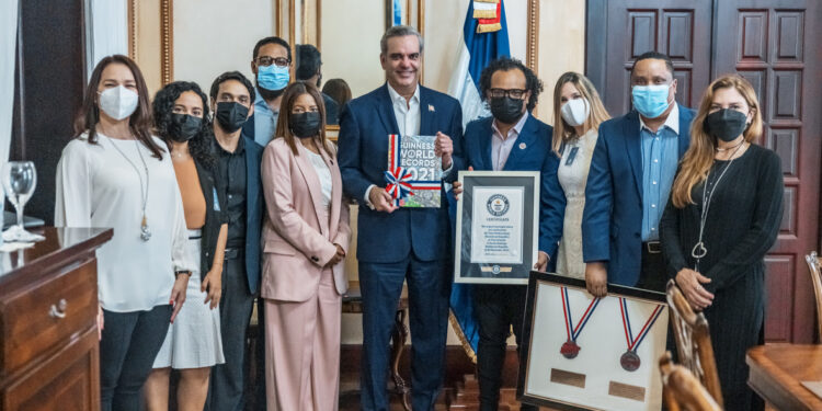 Abinader recibe certificaciones de "Un Record Pa' la Bachata" reconocidas Guinness