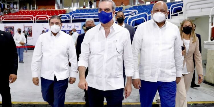 Abinader encabeza firma de acuerdo para masificar el deporte escolar y comunitario